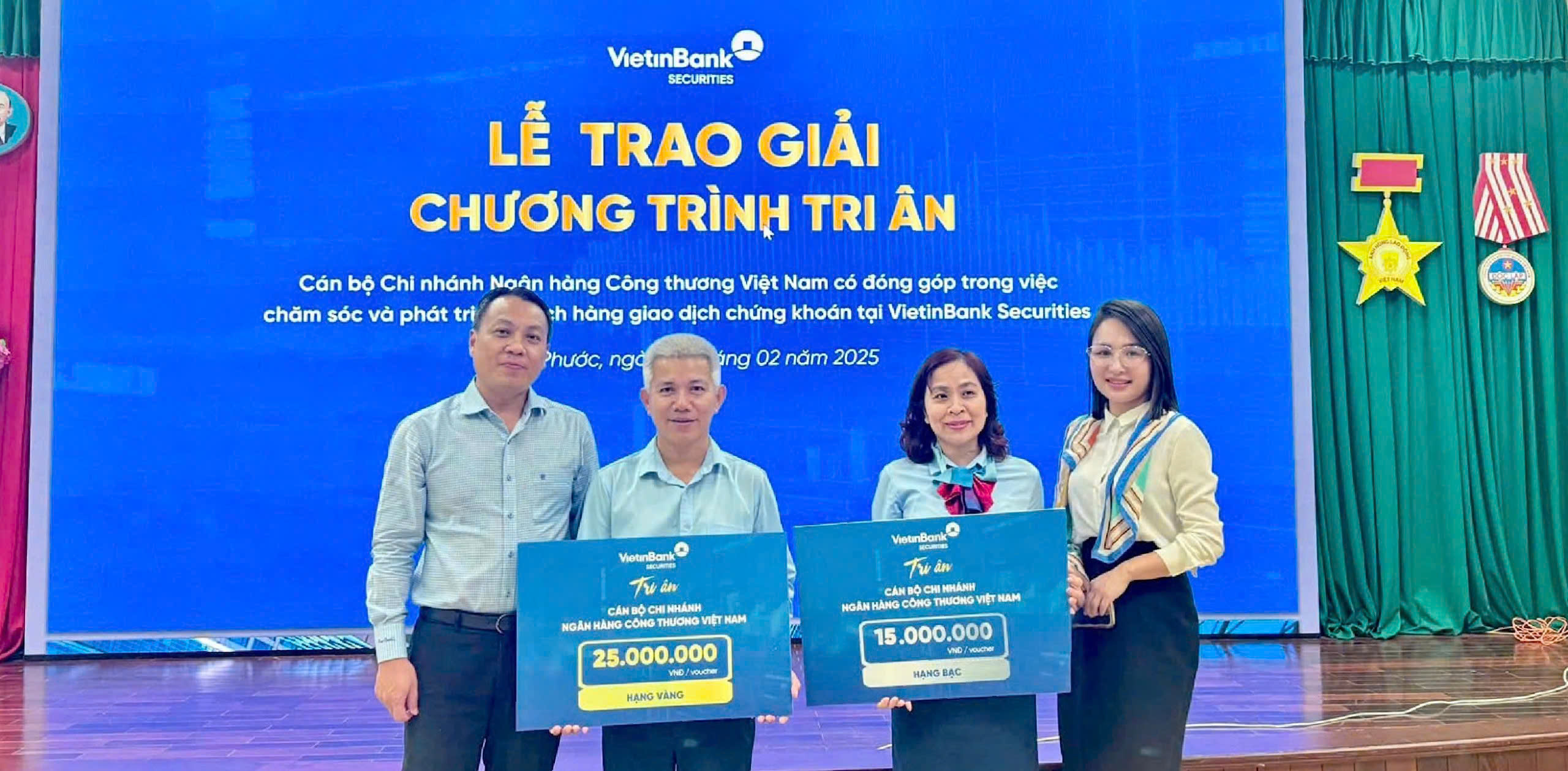 VietinBank Securities trao tặng 2 voucher du lịch tổng trị giá 40 triệu đồng tới cán bộ VietinBank Chi nhánh Bình Phước 