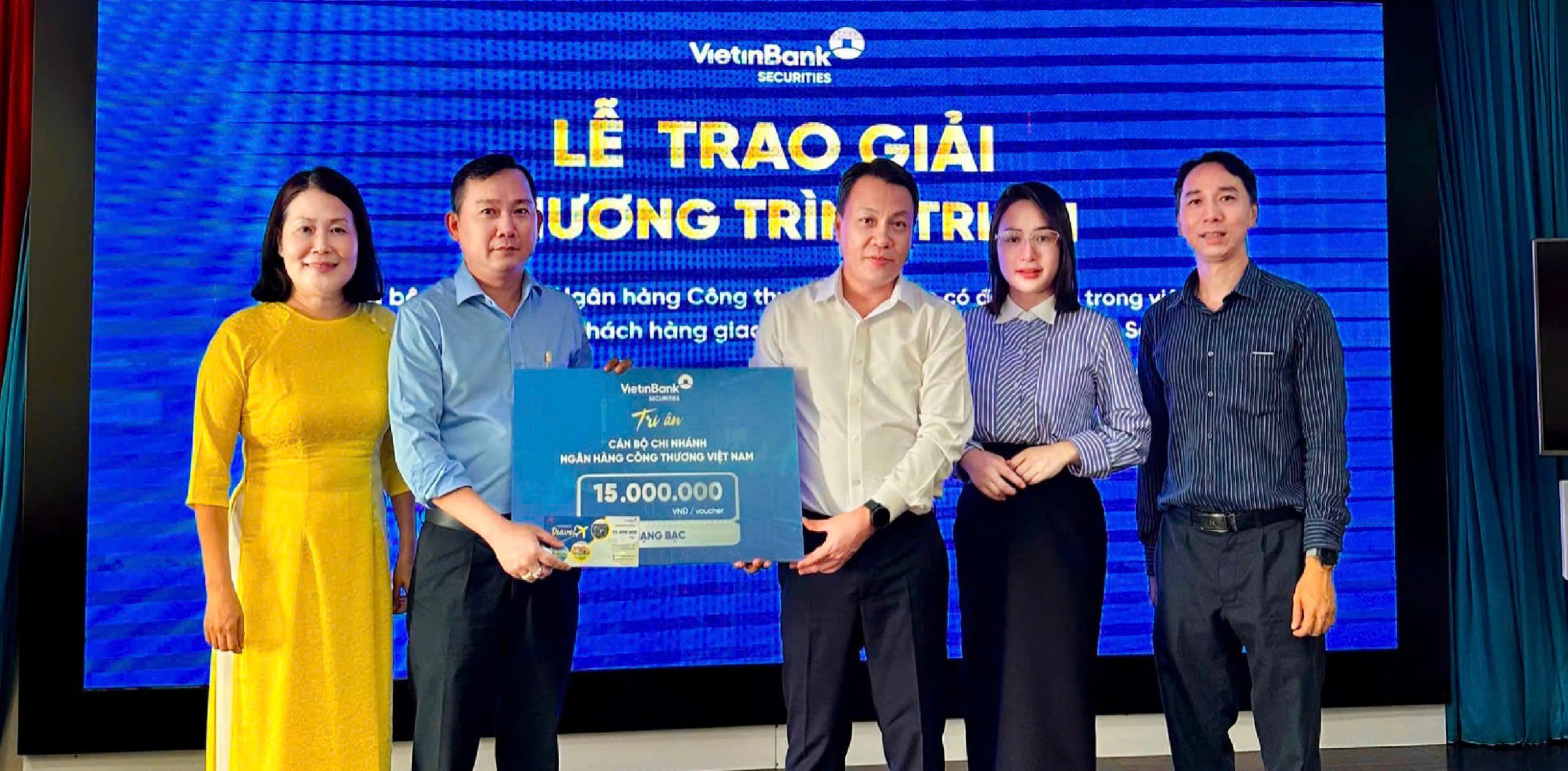 Chứng khoán Công Thương trao tặng voucher du lịch 15 triệu đồng tới cán bộ VietinBank Chi nhánh An Giang 