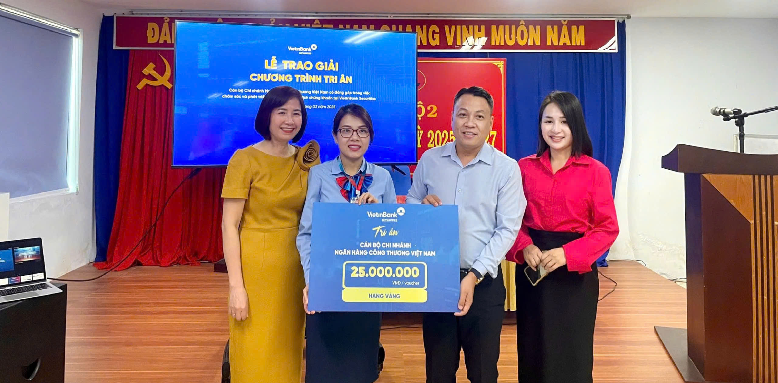 Chứng khoán Công Thương trao giải Vàng tới cán bộ Ngân hàng VietinBank Chi nhánh Vũng Tàu